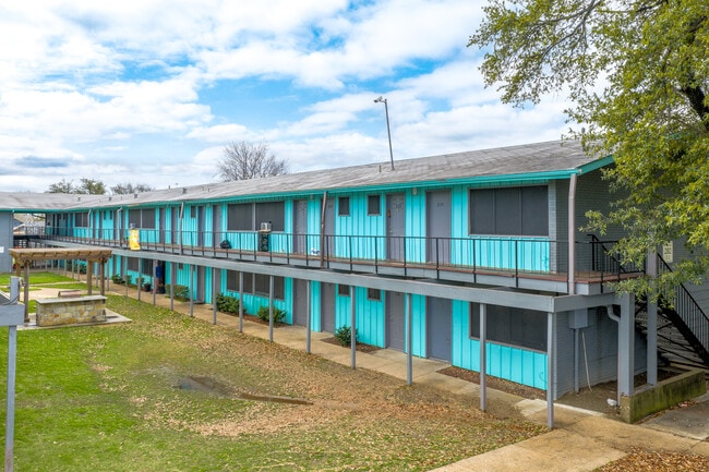 Landmark Apartments in Dallas, TX - Building Photo - Building Photo