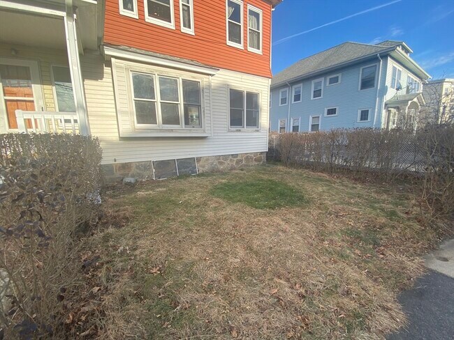 33 Claymoss Rd, Unit #1 in Boston, MA - Foto de edificio - Building Photo