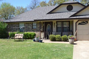 301 Joshua St in Denton, TX - Building Photo