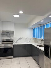 701 Three Islands Boulevard in Hallandale Beach, FL - Foto de edificio - Building Photo