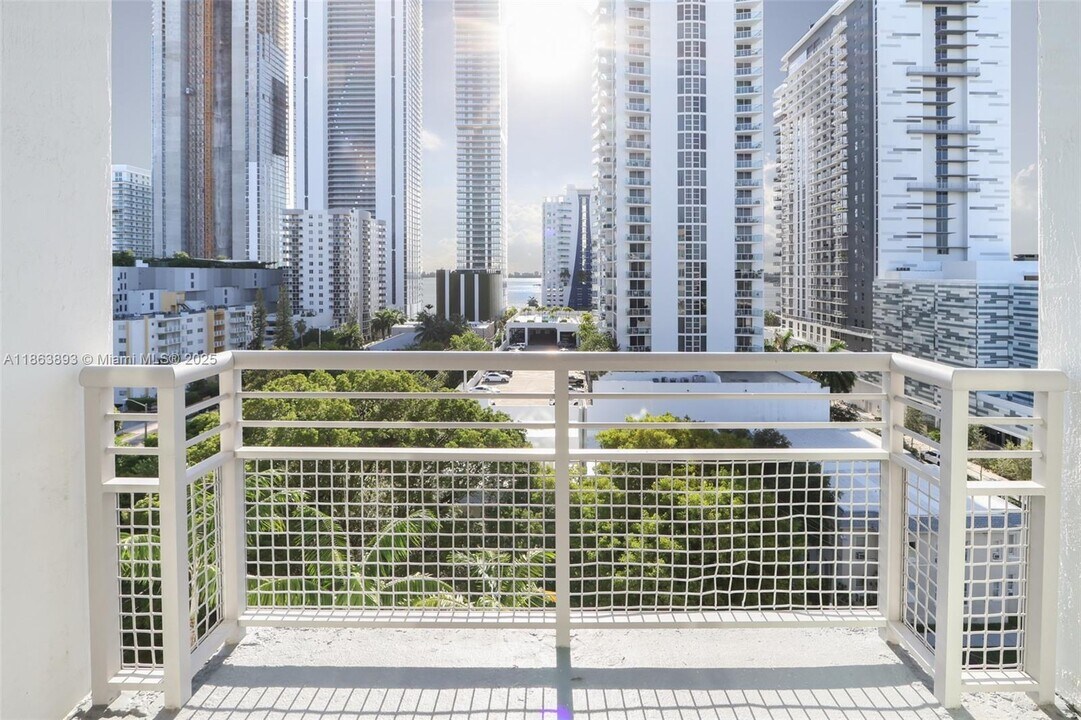 2200 NE 4th Ave, Unit 807 in Miami, FL - Foto de edificio