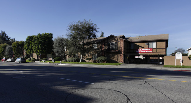 Fulton Village Apartments in Van Nuys, CA - Foto de edificio - Building Photo