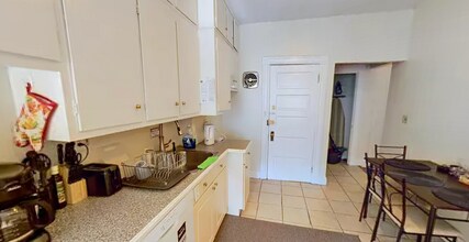 1232 Beacon St, Unit 3 in Brookline, MA - Foto de edificio - Building Photo