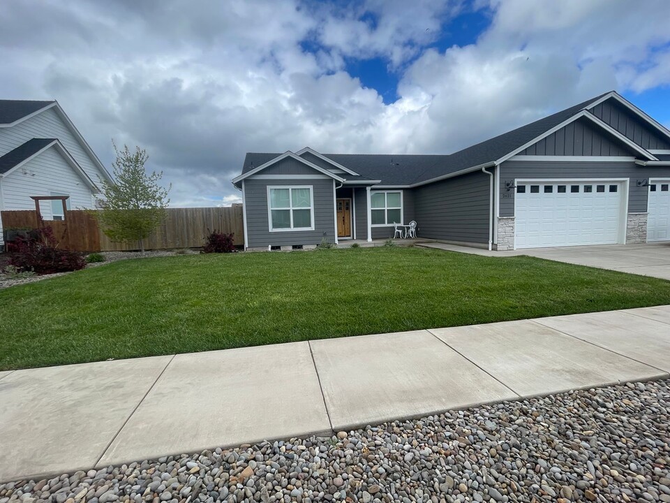 2621 River Stone Loop NE in Albany, OR - Building Photo