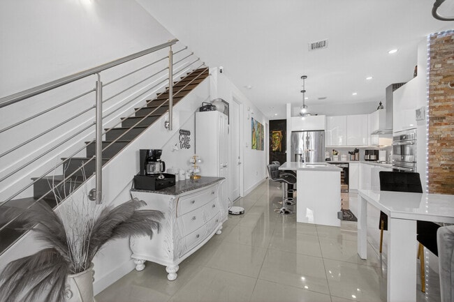 10225 NW 63rd Terrace in Doral, FL - Building Photo - Building Photo