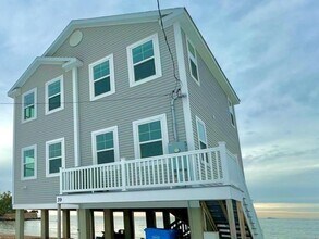 39 Circle Beach Rd in Madison, CT - Building Photo - Building Photo