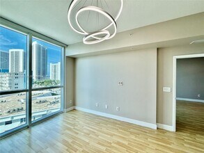 1945 S Ocean Dr in Hallandale Beach, FL - Building Photo - Building Photo