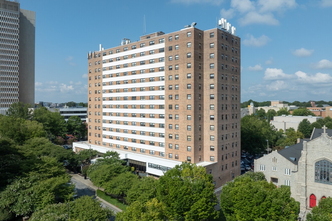 Towers East in Greenville, SC - Foto de edificio