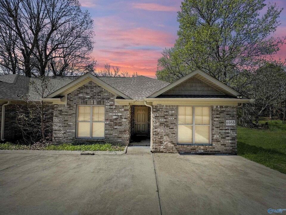 698 Mulberry Rd in Hazel Green, AL - Foto de edificio