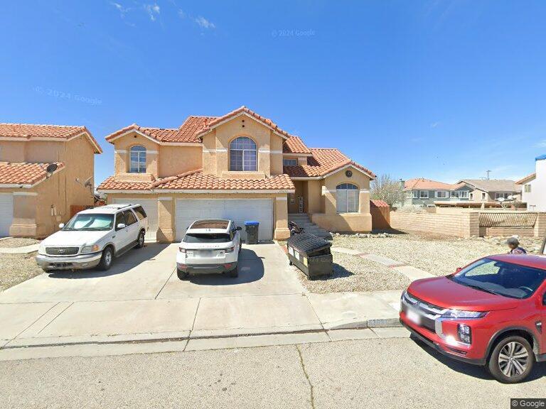 37651 57th St E in Palmdale, CA - Foto de edificio