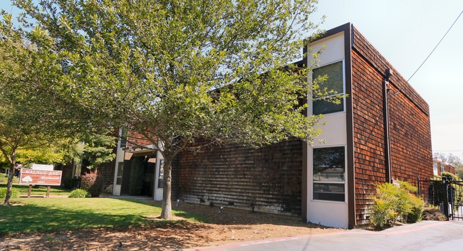 Walnut Avenue Apartments in Carmichael, CA - Foto de edificio - Building Photo
