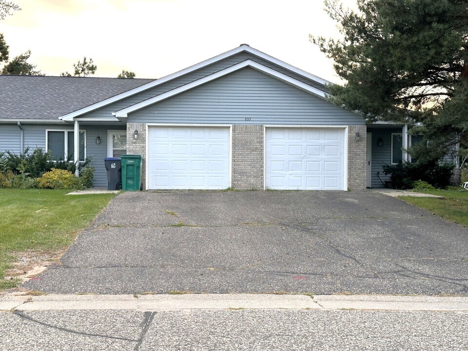 855 Highview Dr in New Richmond, WI - Foto de edificio