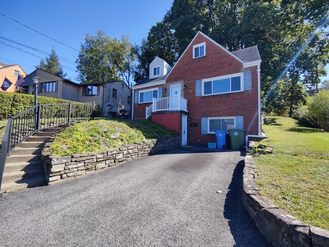 1427 Orr Dr in Castle Shannon, PA - Building Photo - Building Photo