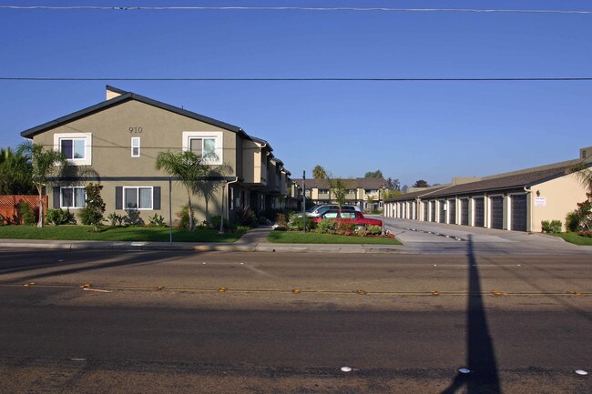 910 S Magnolia Ave in El Cajon, CA - Foto de edificio - Building Photo