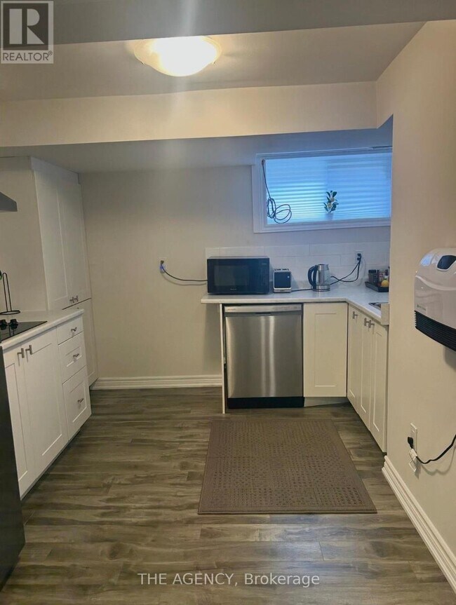 4206 Bloor St W in Toronto, ON - Building Photo - Building Photo