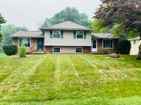 1827 Thackeray Ave NW, Unit 1827 in Massillon, OH - Building Photo