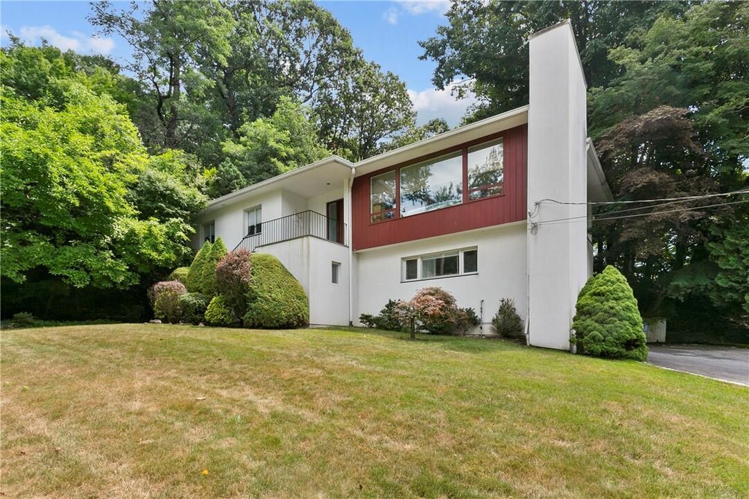 44 Briary Rd in Dobbs Ferry, NY - Building Photo