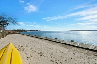 105-101 Lockitt Dr in Riverhead, NY - Building Photo