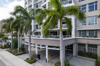 327 E Royal Palm Rd in Boca Raton, FL - Foto de edificio - Building Photo