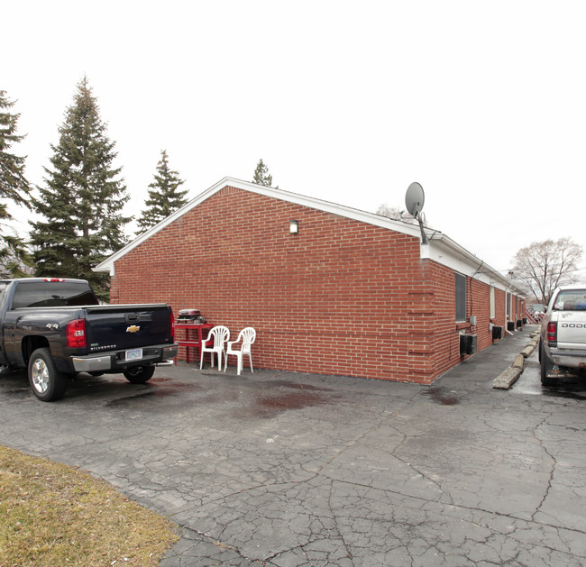 Carl Reed in Clinton Township, MI - Foto de edificio - Building Photo