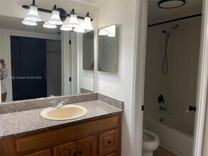 9460 Live Oak Pl in Davie, FL - Foto de edificio - Building Photo