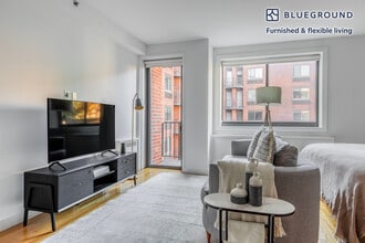 101 W 15th St in New York, NY - Building Photo - Building Photo
