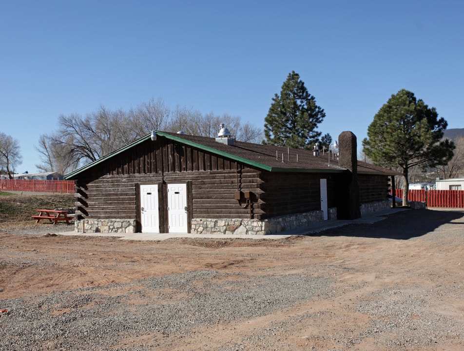 Mobile Home Park in Tijeras, NM - Foto de edificio