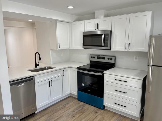 1518 Woodcrest Dr in Reston, VA - Building Photo - Building Photo