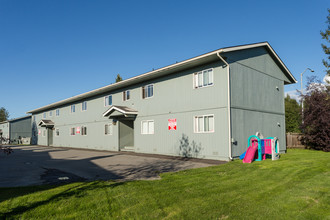 7327 Woburn Cir in Anchorage, AK - Foto de edificio - Building Photo