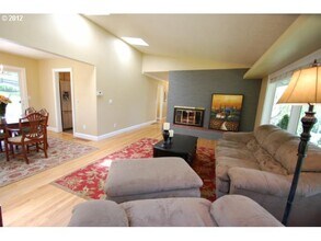 5440 SW Dover Loop in Portland, OR - Building Photo - Building Photo