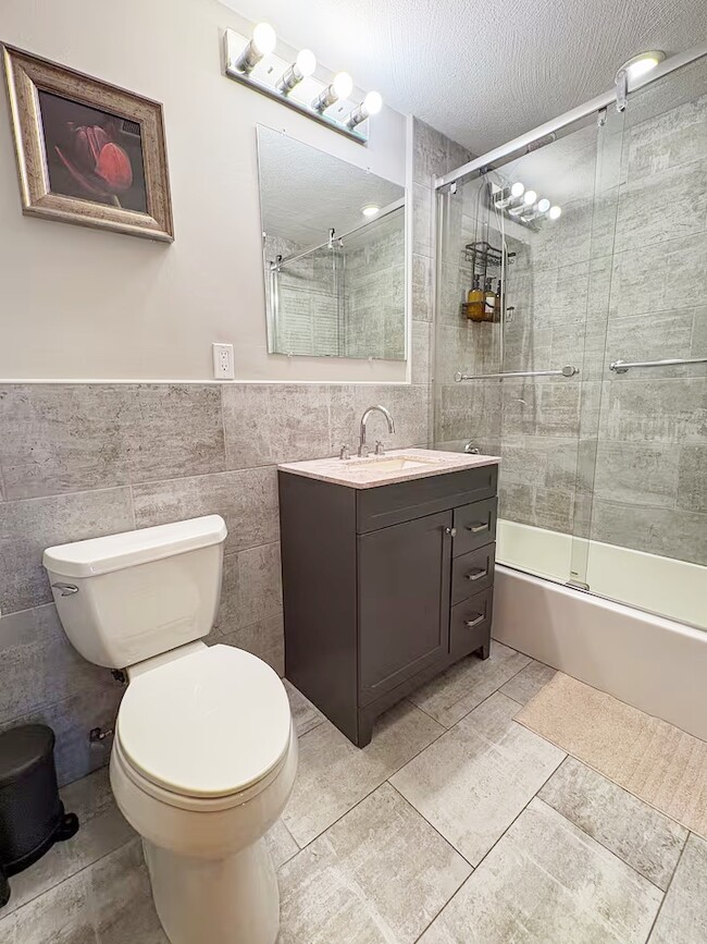 6 Norumbega Ter, Unit 10 in Waltham, MA - Foto de edificio - Building Photo