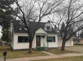 711 NE 2nd St in Marion, WI - Building Photo