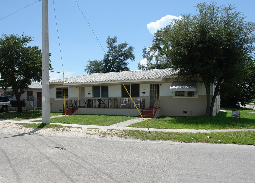 560 NE 145th St in Miami, FL - Building Photo