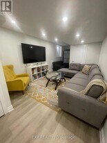 138 Aylesbury Dr in Brampton, ON - Building Photo