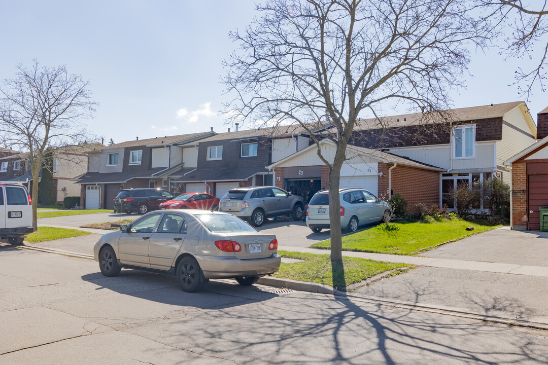 25 Phalen Cres in Toronto, ON - Building Photo