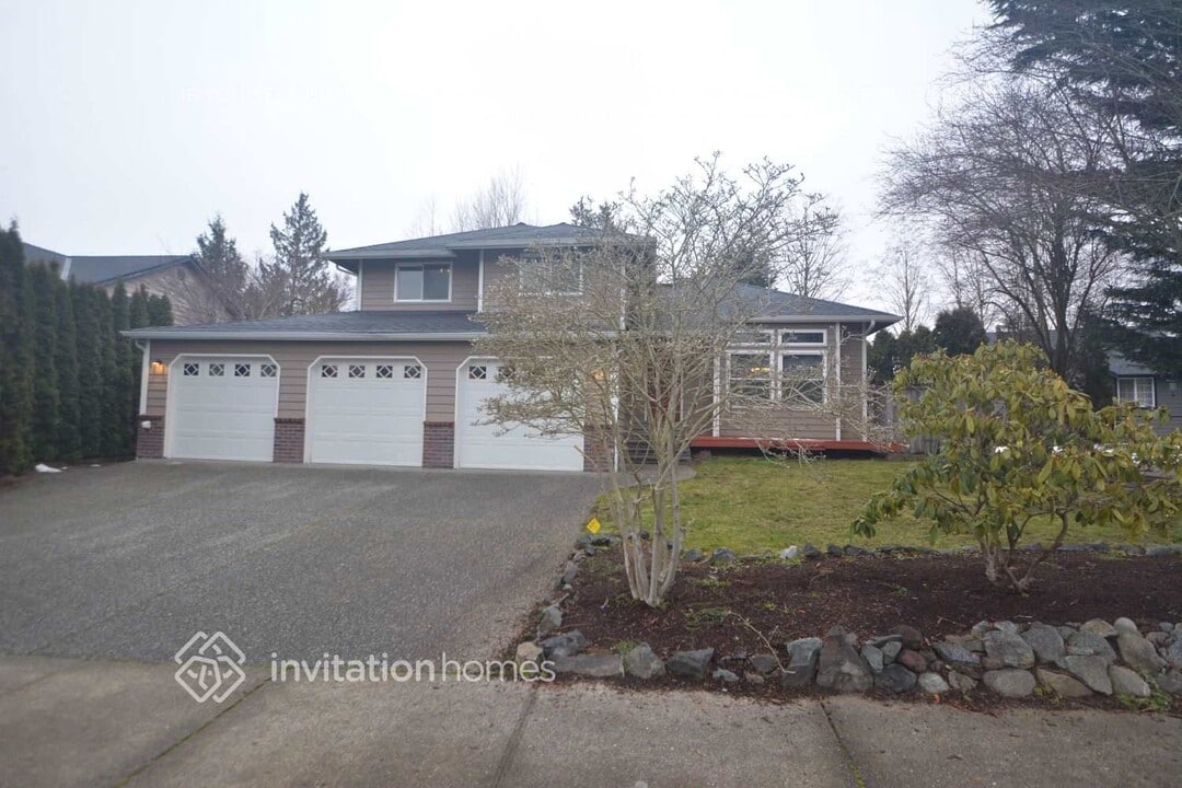 8107 25th Pl NE in Lake Stevens, WA - Foto de edificio