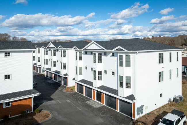 21 Clark St in Westerly, RI - Foto de edificio - Building Photo