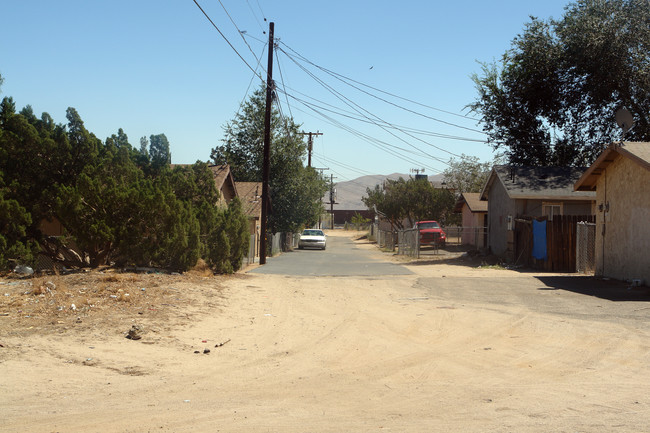 16489-16481 A-B Smoketree St in Hesperia, CA - Building Photo - Building Photo