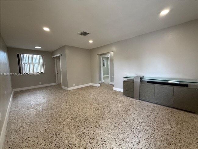 250 E 10th St in Hialeah, FL - Building Photo - Building Photo