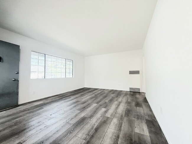 10565 Camarillo St in North Hollywood, CA - Building Photo - Building Photo