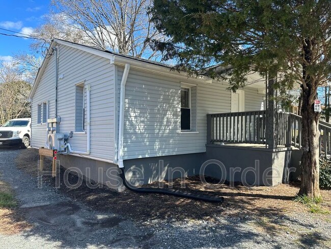 220 Pointer Rd in Forest City, NC - Foto de edificio - Building Photo