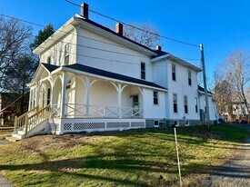 95 W Elm St in Yarmouth, ME - Building Photo