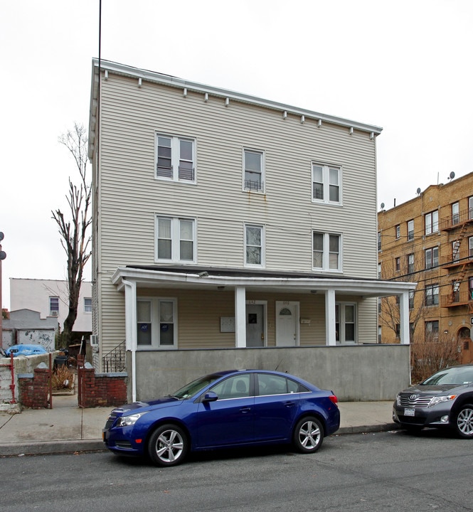 640-642 E 239th St in Bronx, NY - Building Photo