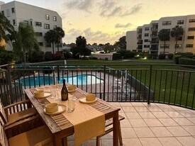 370 Golfview Rd, Unit 202 in North Palm Beach, FL - Building Photo