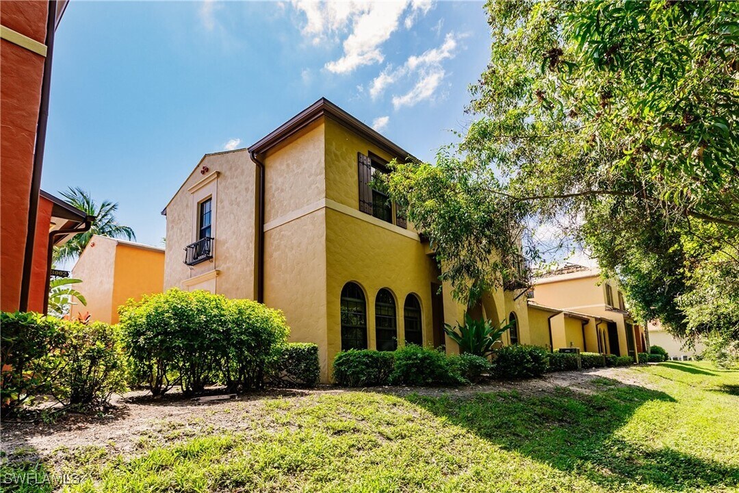 9153 Chula Vista St in Naples, FL - Foto de edificio