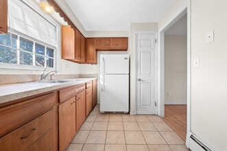 340 Charter Oak St, Unit A in Manchester, CT - Building Photo - Building Photo