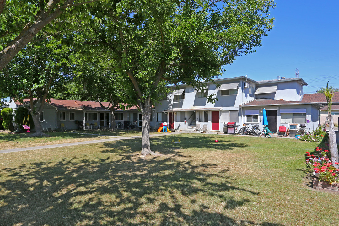 Lily Street Apartments in Sacramento, CA - Building Photo