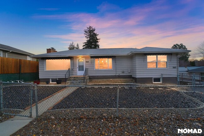 785 Eastmont Ave in East Wenatchee, WA - Foto de edificio - Building Photo
