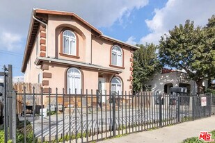 819 E 73rd St in Los Angeles, CA - Building Photo