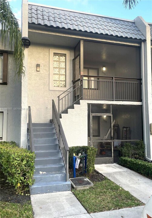 16571 Blatt Blvd in Weston, FL - Building Photo